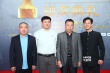 《孔二皮进城记》主创亮相 浅色西装革履朴素