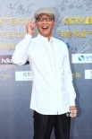 演員吳剛亮相紅毯著白襯衫 笑容滿面神采奕奕