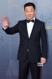 东京电影节影帝登台 演员王景春微笑挥手显亲和