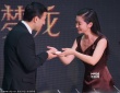 李冰冰低胸禮服亮相撈金 送外籍男巧克力顯優(yōu)雅