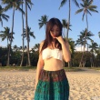 柳岩微博晒度假照秀小蛮腰 遮“巨波”妩媚依然