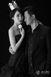 謝楠黑裙寫真性感誘惑 與親密愛人吳京甜蜜相擁