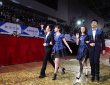 大學(xué)生主持人登臺(tái)亮相紅毯 笑容清新精神飽滿