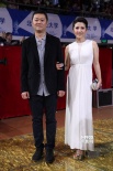 颜丙燕携王竞微笑亮相红毯 白裙简洁凸显气场