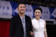 颜丙燕携王竞微笑亮相红毯 白裙简洁凸显气场