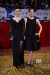 “大小陶虹”微笑牽手亮相 同穿黑色禮服似姐妹