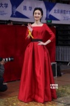 “素颜女神”王丽坤盛装亮相 笑容温婉挥手致意
