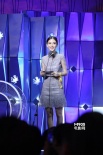 Angelababy杨颖任嘉宾登台 笑容可人神采飞扬