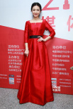 “美人心計”女星王麗坤亮相后臺 紅色長裙大氣