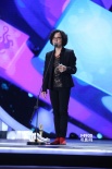 导演宁瀛代姐姐领奖 手指划伤张家辉送纸巾贴心