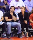 NBA賽場似明星“聚會” 比伯帶老媽看球親密合影