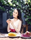 董璇春日大片清純甜美 上演女神與美食時尚誘惑
