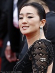 鞏俐著黑裙優(yōu)雅揮手 霸氣亮相不減“女王”氣場