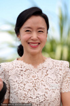 戛納電影節(jié)女評(píng)委合影 全度妍性感鏤空上衣?lián)岀R