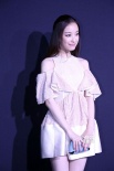 倪妮粉裙登場展白皙美腿 王珞丹擠深溝風(fēng)騷甩發(fā)