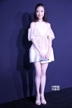 倪妮粉裙登場展白皙美腿 王珞丹擠深溝風(fēng)騷甩發(fā)