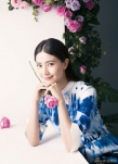 高圆圆春意写真被玫瑰浪漫包围 露背设计增妩媚