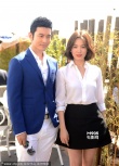 黄晓明穿蓝色西装戴帅酷墨镜 称宋慧乔亚洲最美