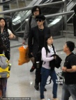 王力宏宣布爱妻怀孕后首现身 与李靓蕾似陌生人