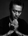 吴秀波大叔变摇滚型男 纹身夸张英伦范儿十足