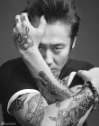 吴秀波大叔变摇滚型男 纹身夸张英伦范儿十足