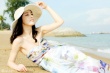 黃圣依穿性感抹胸裙海邊漫步 似美人魚嬌媚可人