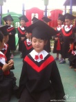 森碟幼儿园毕业 身穿学士服被赞“少年版赫敏”