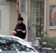 马伊琍独自逛街买蛋糕显憔悴 外公出动接外孙女