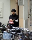 马伊琍独自逛街买蛋糕显憔悴 外公出动接外孙女