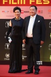 楊瀾攜夫吳征恩愛亮相紅毯 黑色長禮服知性優(yōu)雅