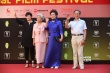 著名表演藝術(shù)家謝芳亮相紅毯 振臂高呼精神矍鑠