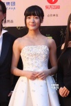 徐娇微笑亮相上影节红毯 白色抹胸裙俏皮可爱