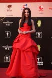温碧霞一袭红裙小秀香肩 长发飘飘女人味十足