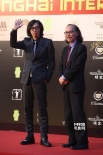 日本电影《圆桌》主创亮相 导演行定勋挥手致意