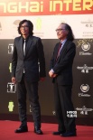 日本电影《圆桌》主创亮相 导演行定勋挥手致意