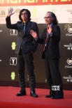 日本電影《圓桌》主創(chuàng)亮相 導(dǎo)演行定勛揮手致意