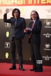 日本電影《圓桌》主創(chuàng)亮相 導(dǎo)演行定勛揮手致意