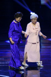 《舞台姐妹》两主演登台 谢芳深情表白电影挚爱