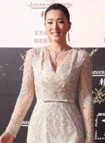 鞏俐透明蕾絲裙女王范兒亮相 美胸微露高貴迷人