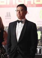 姜文導(dǎo)演全身阿瑪尼亮相紅毯 表情調(diào)皮風(fēng)度十足