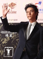 陳坤卷發(fā)揮手瀟灑自然 富家公子氣息迷倒眾人