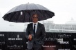 史坦利·图齐雨中撑伞现身首映 抿嘴微笑显亲和