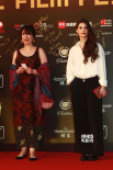 《小英格兰》主创亮相红毯 女主演装扮知性典雅