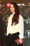 《小英格兰》主创亮相红毯 女主演装扮知性典雅