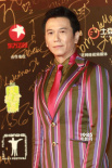 溫兆倫亮相紅毯面帶微笑 彩色條紋西裝格外搶鏡
