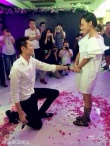 网曝张嘉倪生日被现场求婚 与男友双双感动落泪