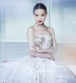 倪妮登时尚杂志封面 朱唇微张妆容精致秀美背