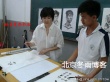 林青霞現(xiàn)身中學(xué)做演講秀書(shū)法 女神親和風(fēng)采如昔