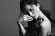 江一燕眼神魅惑拍寫(xiě)真小露香肩 文藝女星也性感