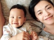 姚晨晒合影力证儿子像自己：大嘴笑容弧度一样